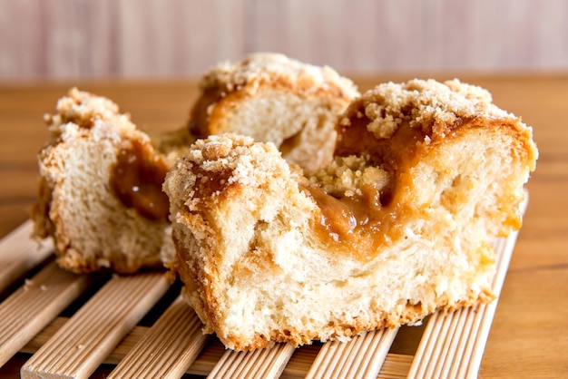 Dulce de leche로 가득 찬 Cuca 맛있는 전형적인 남부 브라질 디저트를 닫습니다.