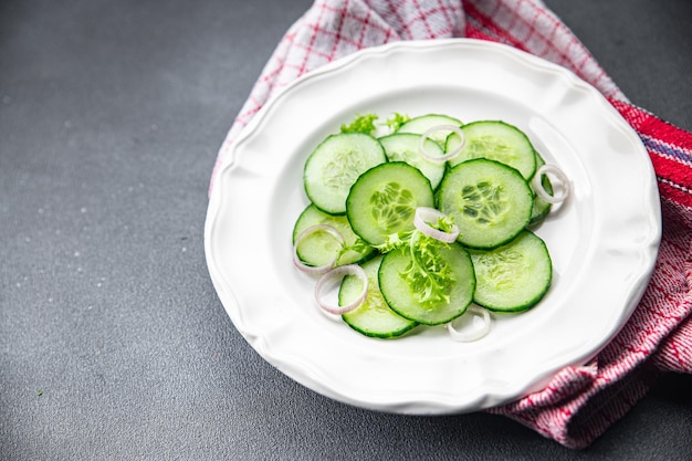 キュウリのグリーンサラダ、新鮮な野菜、食事、テーブルの上のスナック、コピースペース、食品の背景、素朴な