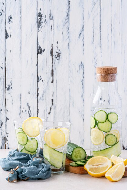 Foto acqua infusa di cetriolo e limone