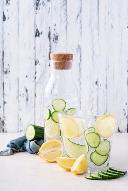 Foto acqua infusa di cetriolo e limone