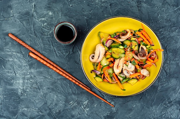 Foto insalata di cetriolo e polpo