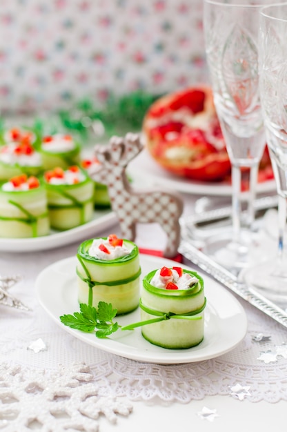 Photo cucumber rolls stuffed with feta cheese, herbs, capsicum and black olives