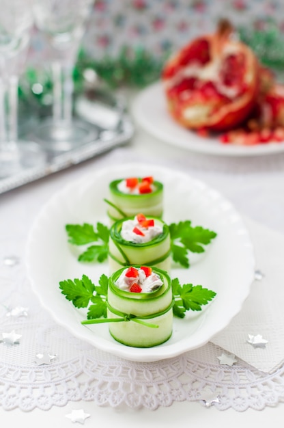 Photo cucumber rolls stuffed with feta cheese, herbs, capsicum and black olives