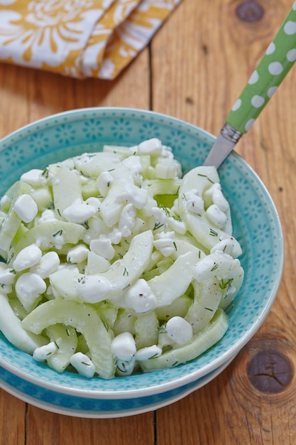 Foto insalata di cetrioli con ricotta