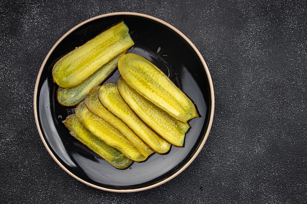 キュウリのスライスのピクルス、サンドイッチ、野菜、食事、テーブルの上のスナック、コピースペース、食べ物