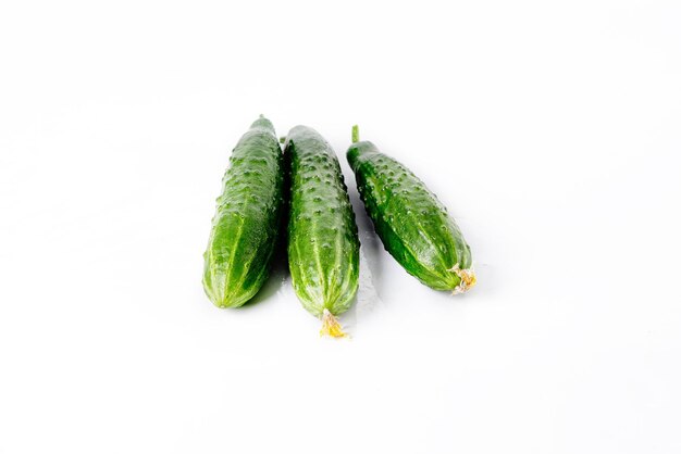 Photo cucumbers isolated on a white background healthy food concept