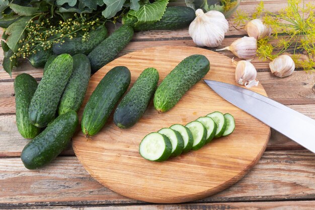 Photo cucumbers on a wooden surface