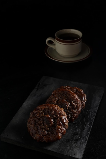 cucur ケーキと黒の背景に分離されたお茶。インドネシアのケーキ