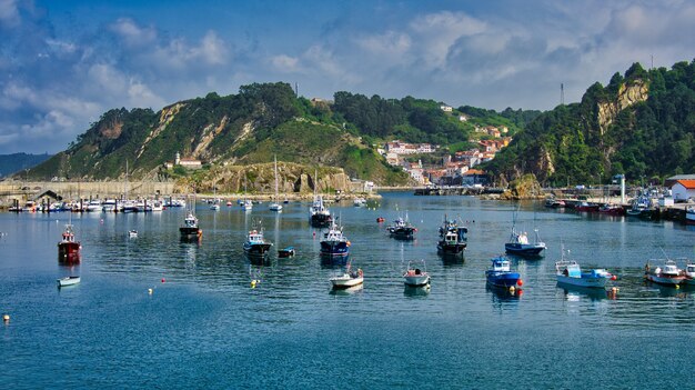 Cudillero, Spain-8 July 2020 : 보트는 Cudillero에서 어항에 있습니다. 스페인에서 가장 아름다운 마을 중 하나이자 스페인 아스투리아스 지역에서 가장 관광지 중 하나 인 Cudillero의 전망