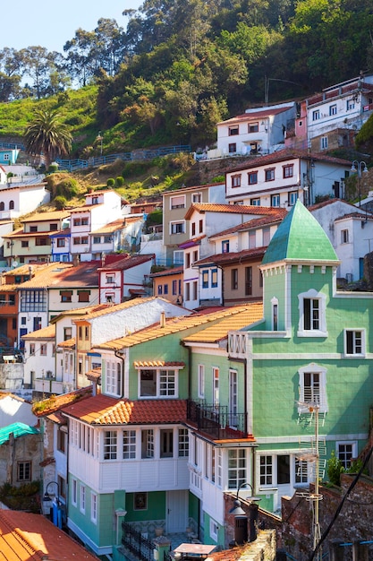 Photo cudillero town view of its typical houses