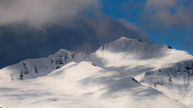 写真 雪の山を覆う
