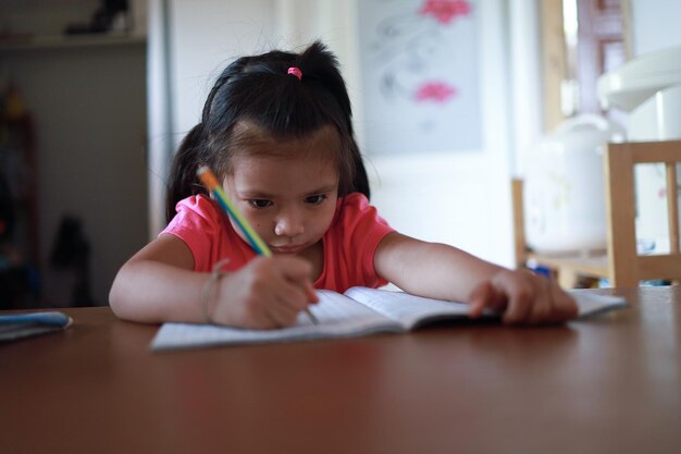 Photo cue girl doing homework at home