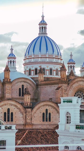 Photo cuenca cathedral at sunset domes and sky