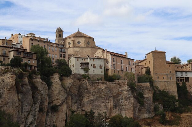 Foto cuenca spanje gebouwen op rotsen prachtige natuur