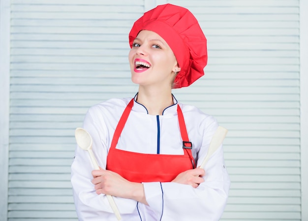 Culinair showconcept Vrouw mooie chef-kok draagt hoed en schort Heerlijke en gemakkelijke recepten Beste culinaire recepten om thuis te proberen Professionele culinaire tips Dame schattige chef-kok leert culinaire kunsten