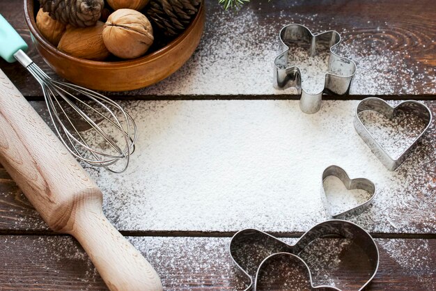 Foto culinaire achtergrond met bloem en vormen voor kerstkoekjes met een plek voor tekst