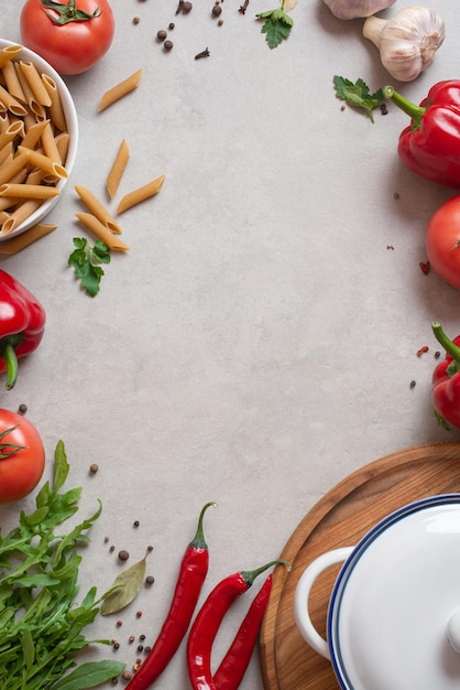 Culinaire achtergrond met groenten steelpan en houten plank Specerijen en kruiden