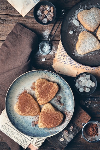 Culinaire achtergrond met koekjes in de vorm van hartjes op een vintage achtergrond.