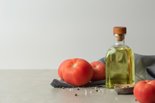 Culinaire achtergrond met kruiden van plantaardige olie en handdoek Grijze muur en tafel