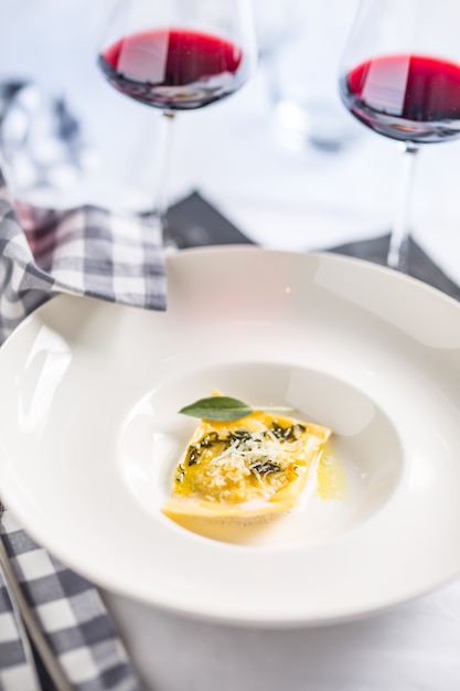 Culinaire bereiding van Italiaanse pasta Ravioli in restaurants.