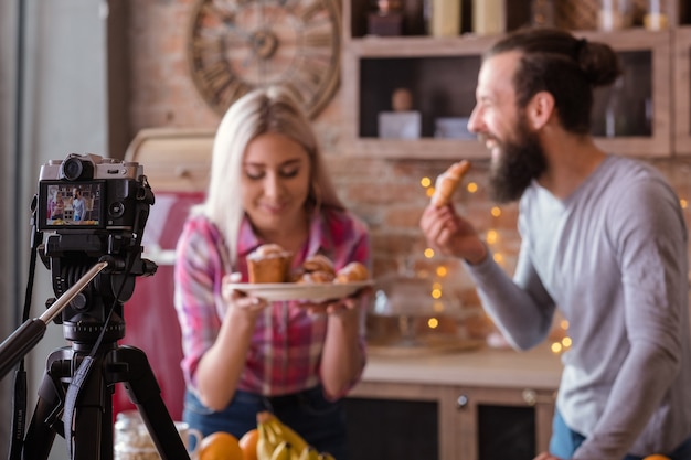 Culinaire blog. Bak hobby. Paar schieten video tutorial. Man en vrouw met vers gebak en gebak.