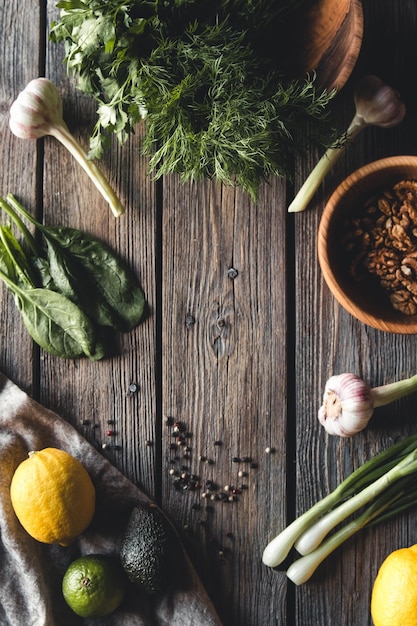 Culinaire groene kruiden, spinazie, dille, peterselie, avocado in een houten kist geïsoleerd op een witte achtergrond