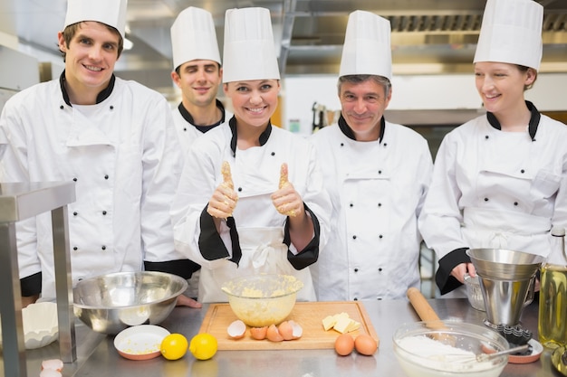 Culinaire klasse met het geven van leraren duimen omhoog