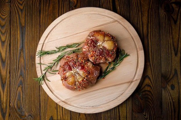 culinaire vleesproducten op een houten plank