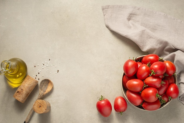 Culinary achtergrond Tomaten op een bord specerijen en olie op een grijze achtergrond