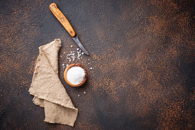 Foto sfondo culinario con sale e coltello