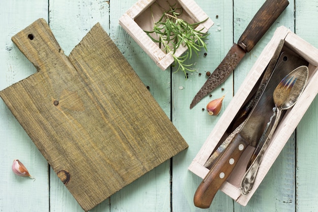 調理面まな板にんにくとローズマリーの木製キッチンテーブルフラットレイトップビューコピースペース付き