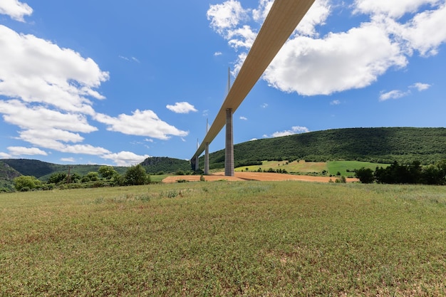 ミヨー高架橋アヴェロンの丘の緑の森と牧草地に隣接する耕作地
