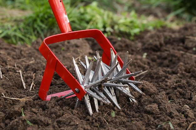 耕うん緩め床のための耕運機の効果的な手動ツール