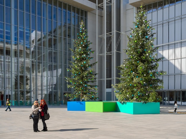 Photo cultural center named after stavros niarchos on a sunny day with new year trees in athens greece