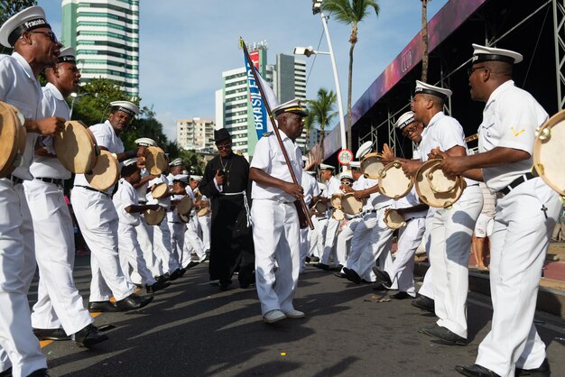 Foto il gruppo culturale fragata brasileira è visto in parata durante il precarnevale di fuzue nella città di salvador bahia