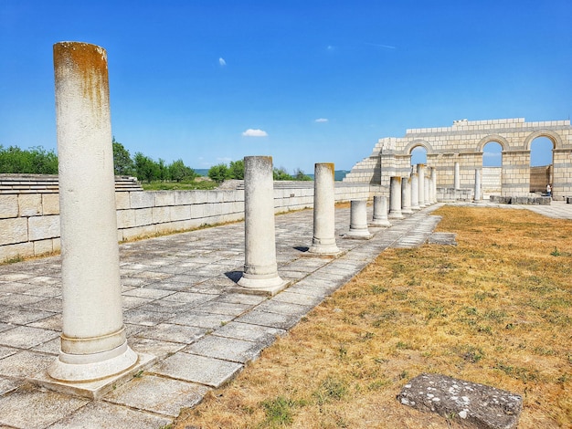 写真 ローマ人の概念の文化遺産柱とモザイクのある壁のある古代ローマのアトリウム