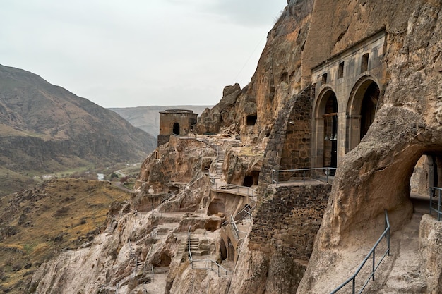 Cultureel historisch erfgoed van georgië vardzia is een oude grotstad in de rots