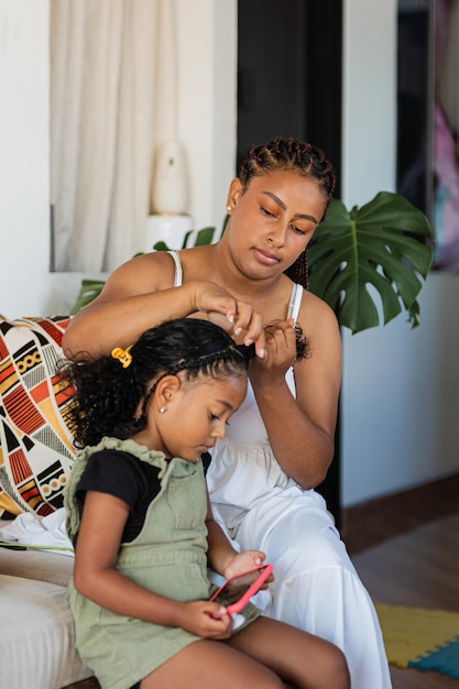 Foto culturele nabijheid colombiaanse liefde moeder kamt het haar van haar dochters