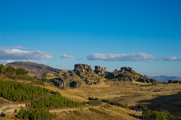 Foresta di pietra di cumbemayo negli azzurri