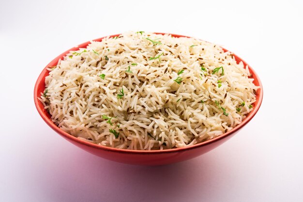 Il riso al cumino o riso jeera è un popolare piatto principale indiano realizzato con riso basmati con spezie di base