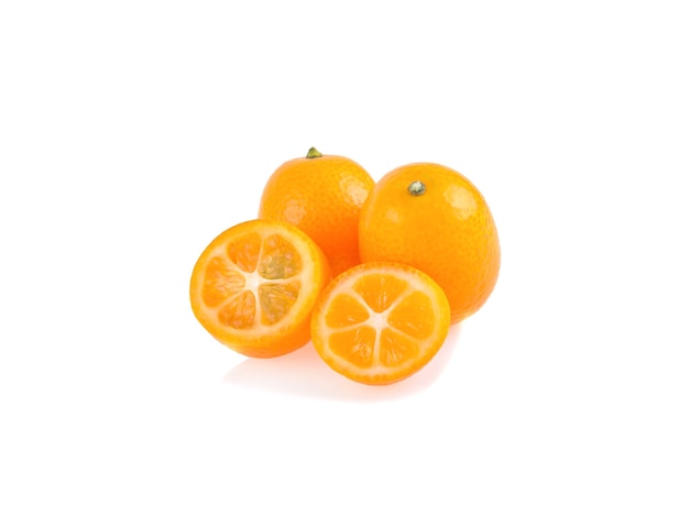 Cumquat 또는 금귤 절반 흰색 배경에 고립