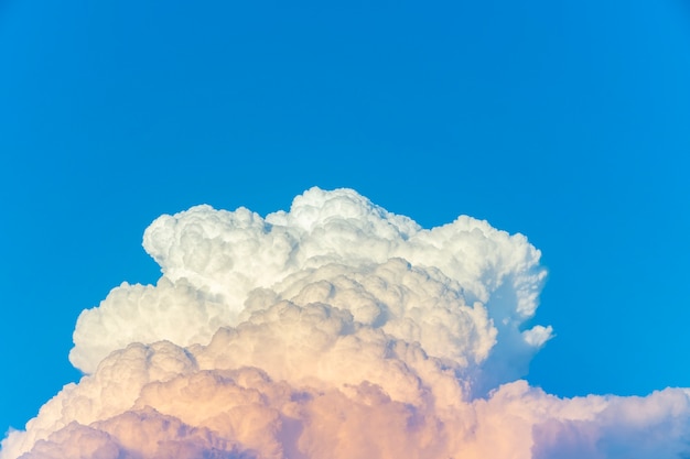 夕方と青空の積乱雲