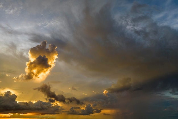 Cumulonimbuswolken vormen zich vóór onweer op de avondlucht Veranderend stormachtig wolkenlandschap bij zonsondergang