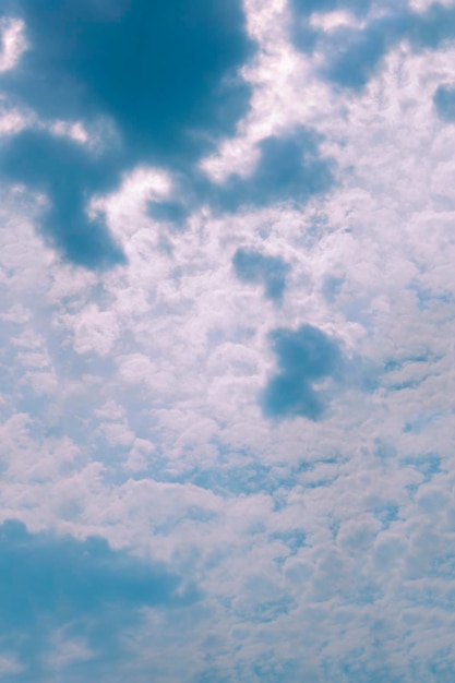 雨のカラフルな夕暮れ後の空の積雲の形成