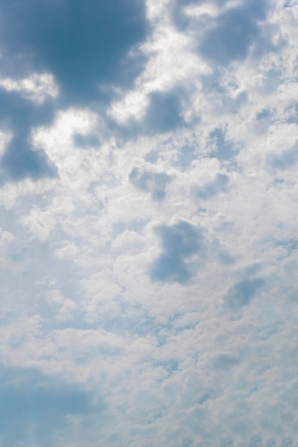 雨のカラフルな夕暮れ後の空の積雲の形成