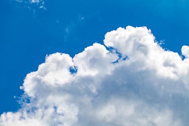 Кучевые облака на голубом небе в ясную погоду крупным планом