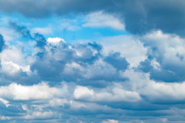 雲の群れと青い空の雲のクローズアップ