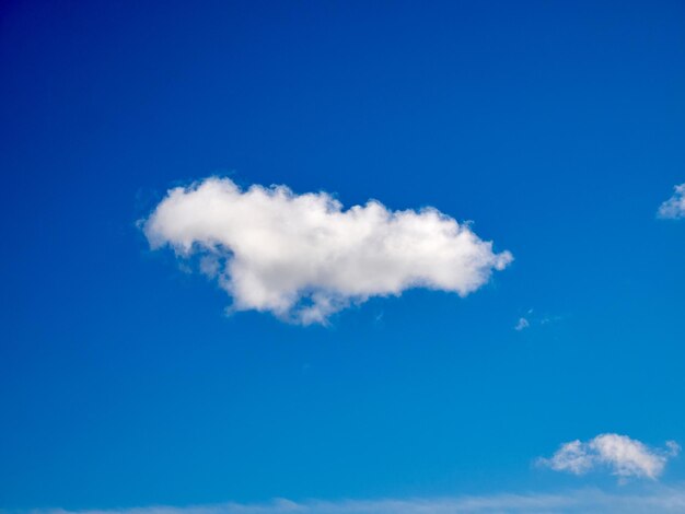 하늘에 있는 큐러스 구름 털털한 구름 모양