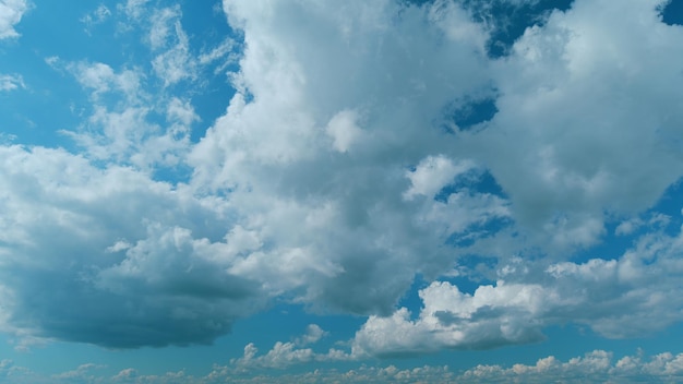 Photo cumulus cloudscape beautiful movement of puffy fluffy white clouds fly across clear blue sky