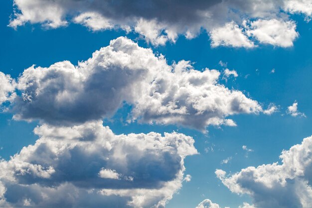 Foto cumulus krullende wolken close-up op blauwe hemel op een heldere dag